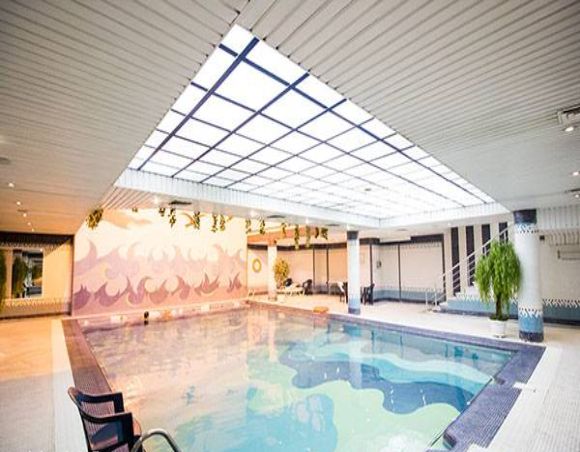 استخر و مجموعه ورزشی